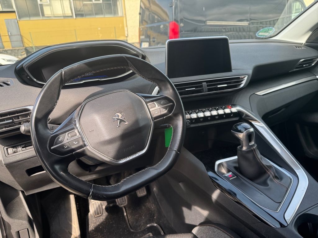 Fahrzeugabbildung Peugeot 3008 PureTech 130 Stop & Start Crossway