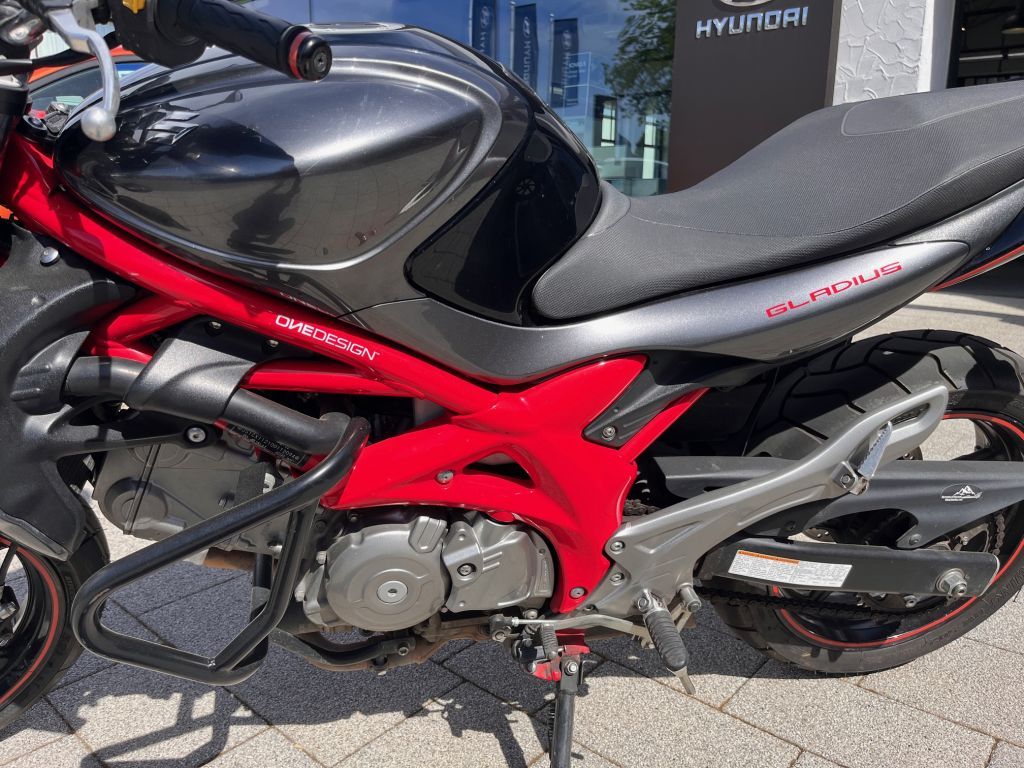 Fahrzeugabbildung Suzuki Gladius 650 ABS+Bremse NEU+TÜV NEU+Kofferset NEU