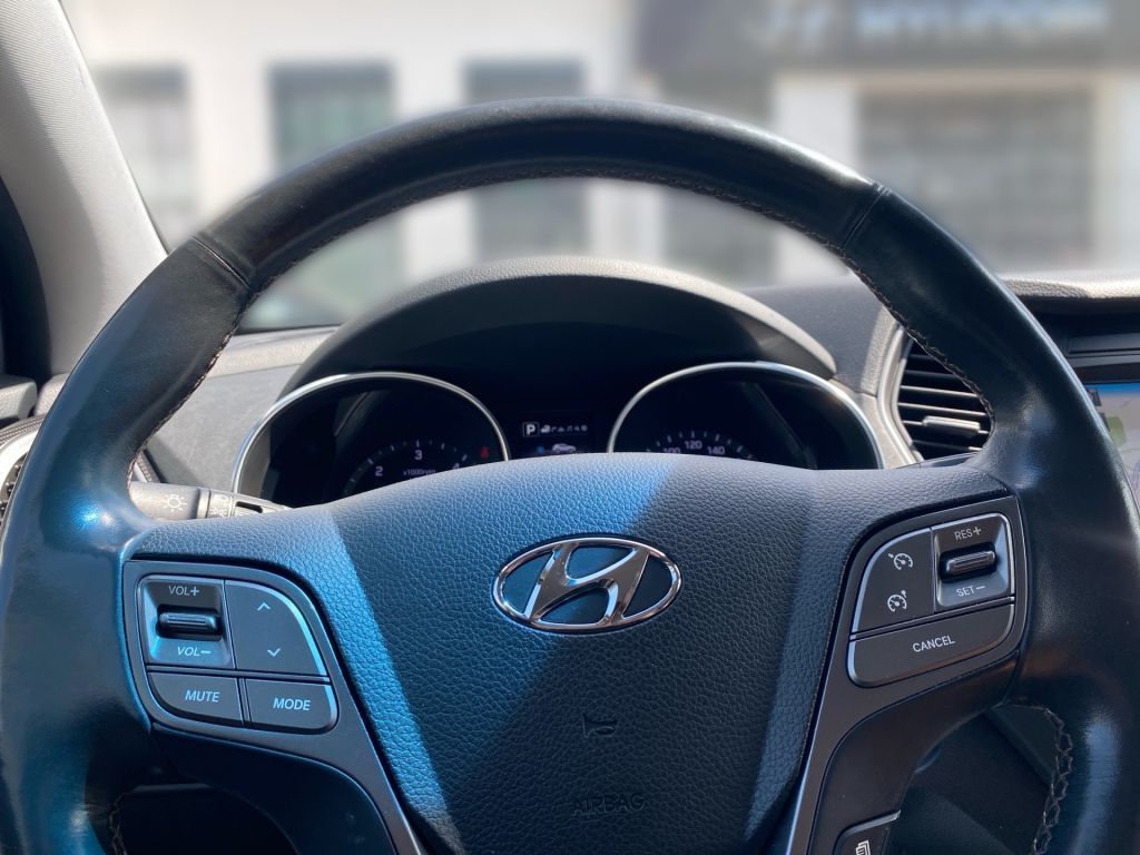 Fahrzeugabbildung Hyundai Santa Fe 2.2 CRDI 4WD Automatik Premium+AHK+8fac