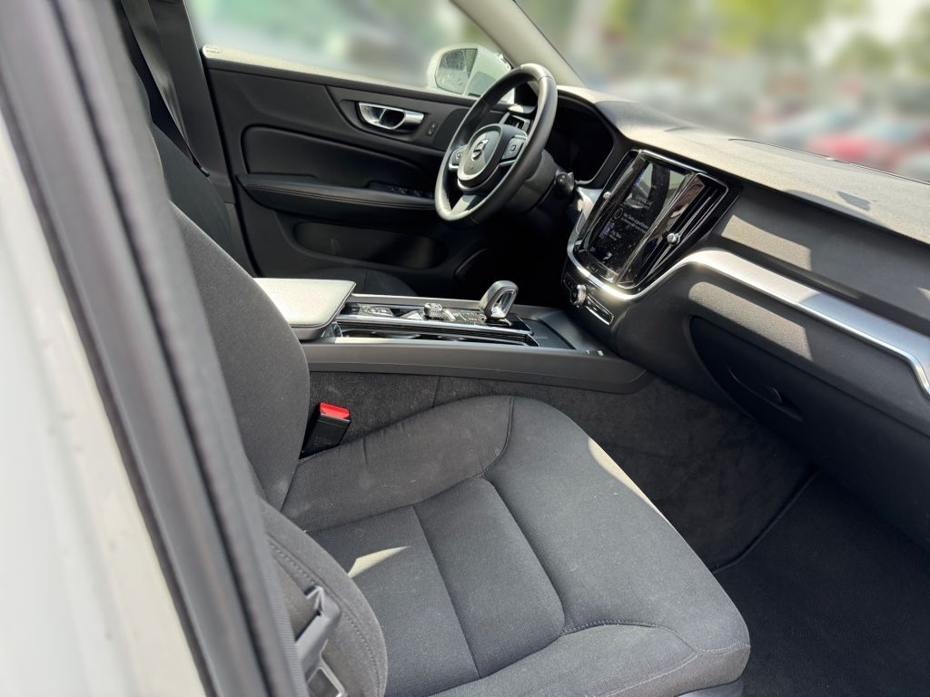 Fahrzeugabbildung Volvo V60 Geartronic Momentum Pro+AHK+8fach bereift