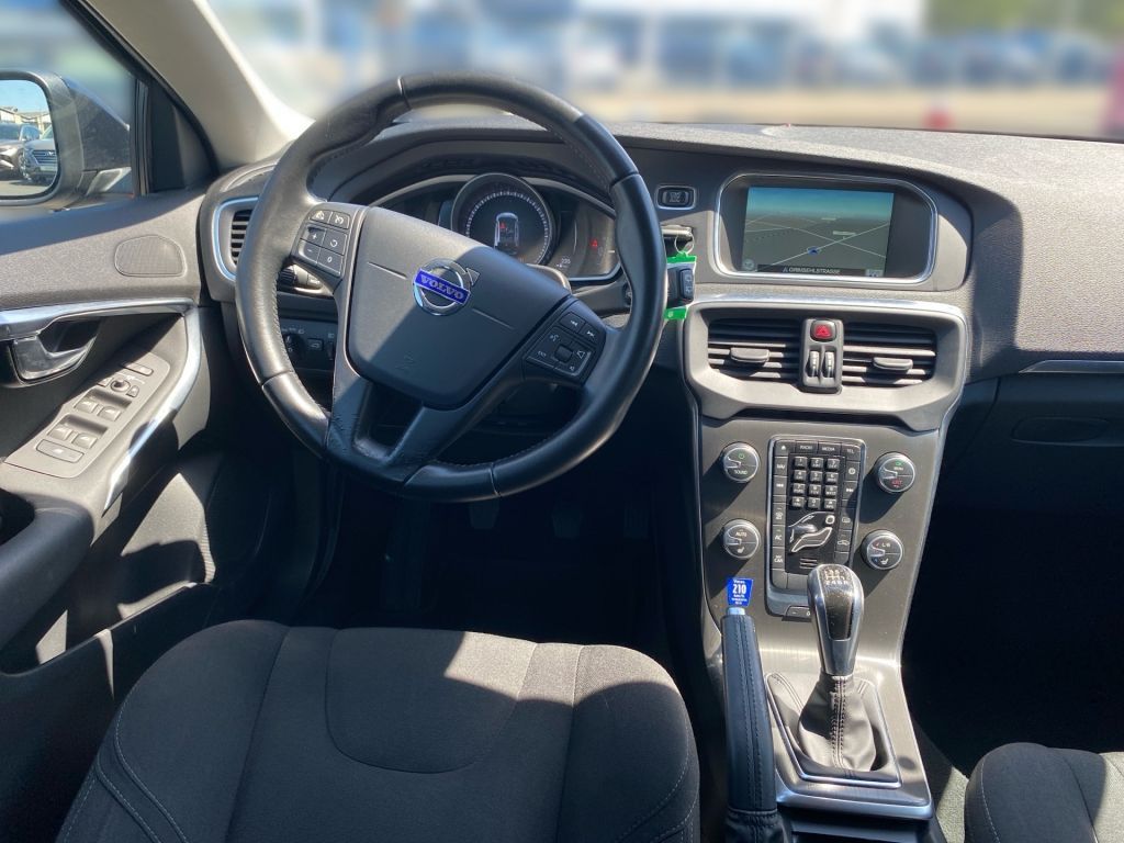 Fahrzeugabbildung Volvo V40 D3 Kinetic +R.Kamera+ Klima-P.+ PDC