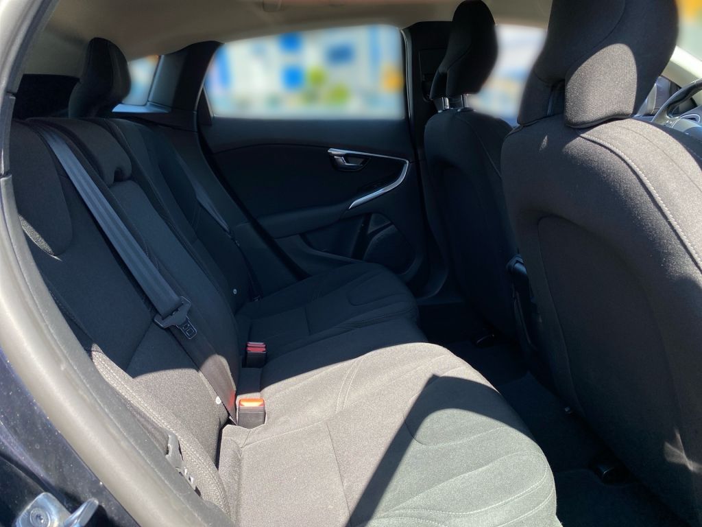 Fahrzeugabbildung Volvo V40 D3 Kinetic +R.Kamera+ Klima-P.+ PDC