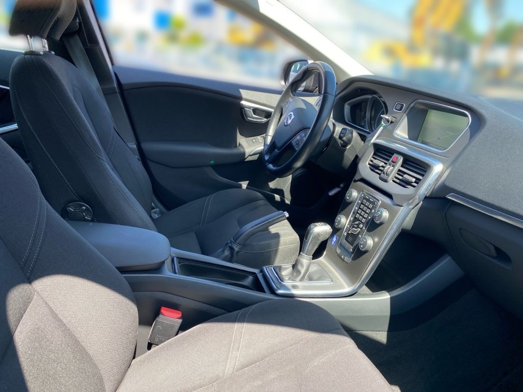 Fahrzeugabbildung Volvo V40 D3 Kinetic +R.Kamera+ Klima-P.+ PDC