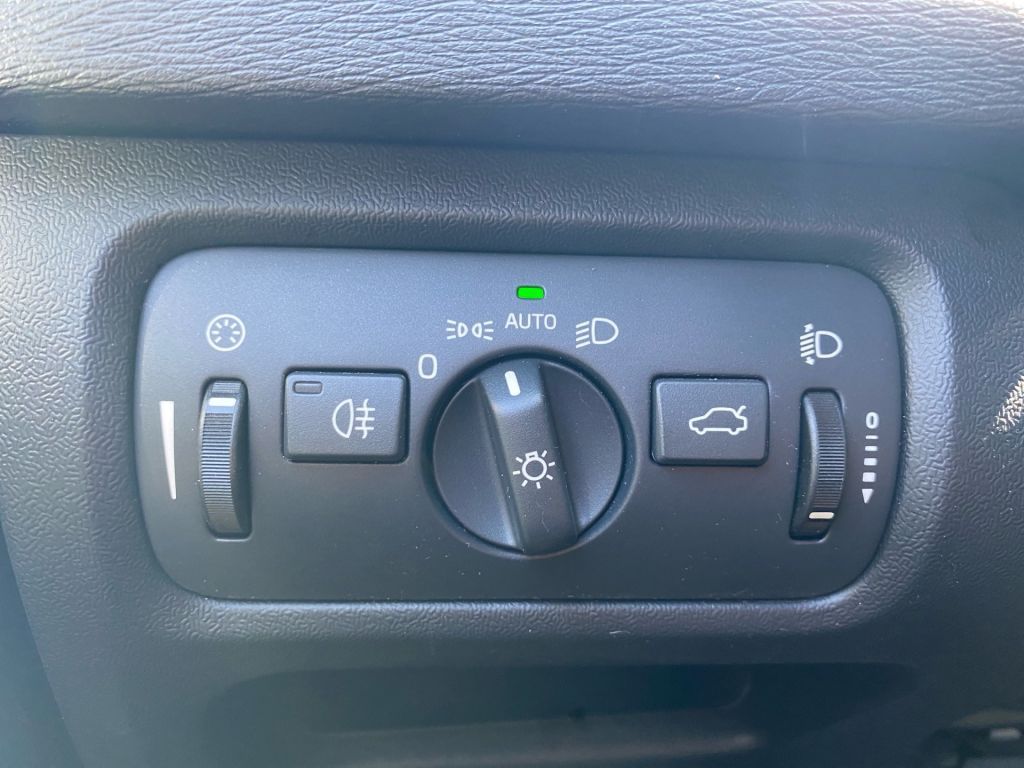 Fahrzeugabbildung Volvo V40 D3 Kinetic +R.Kamera+ Klima-P.+ PDC