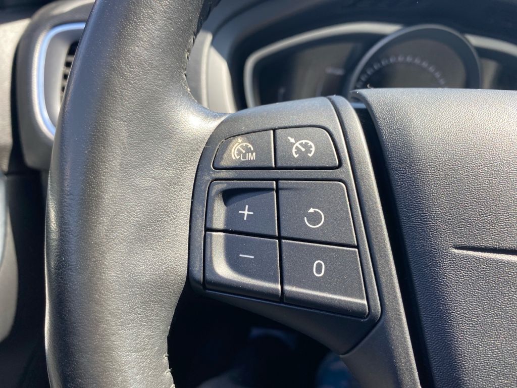 Fahrzeugabbildung Volvo V40 D3 Kinetic +R.Kamera+ Klima-P.+ PDC