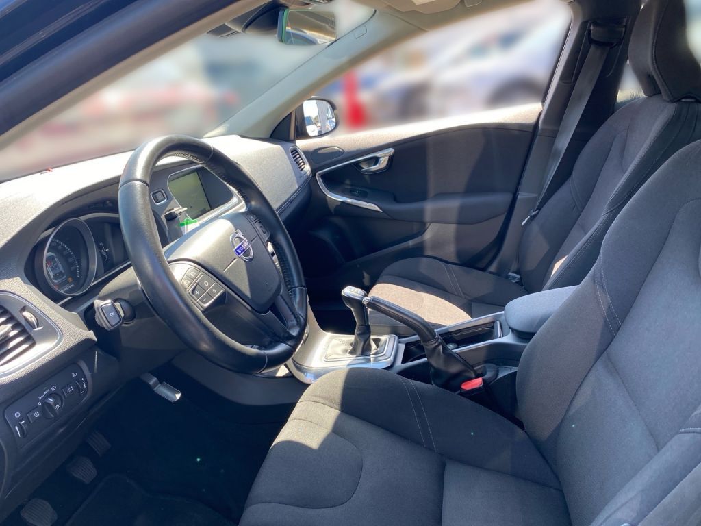 Fahrzeugabbildung Volvo V40 D3 Kinetic +R.Kamera+ Klima-P.+ PDC