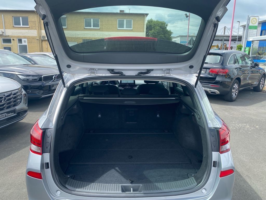 Fahrzeugabbildung Hyundai i30 Kombi 1.6 CRDI DCT EDITION 30+   /AHK