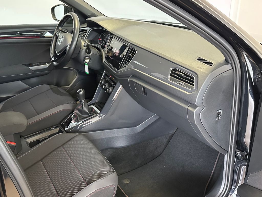 Fahrzeugabbildung Volkswagen T-Roc 1.5 TSI ACT Sport + Navi + Panorama+ LED +
