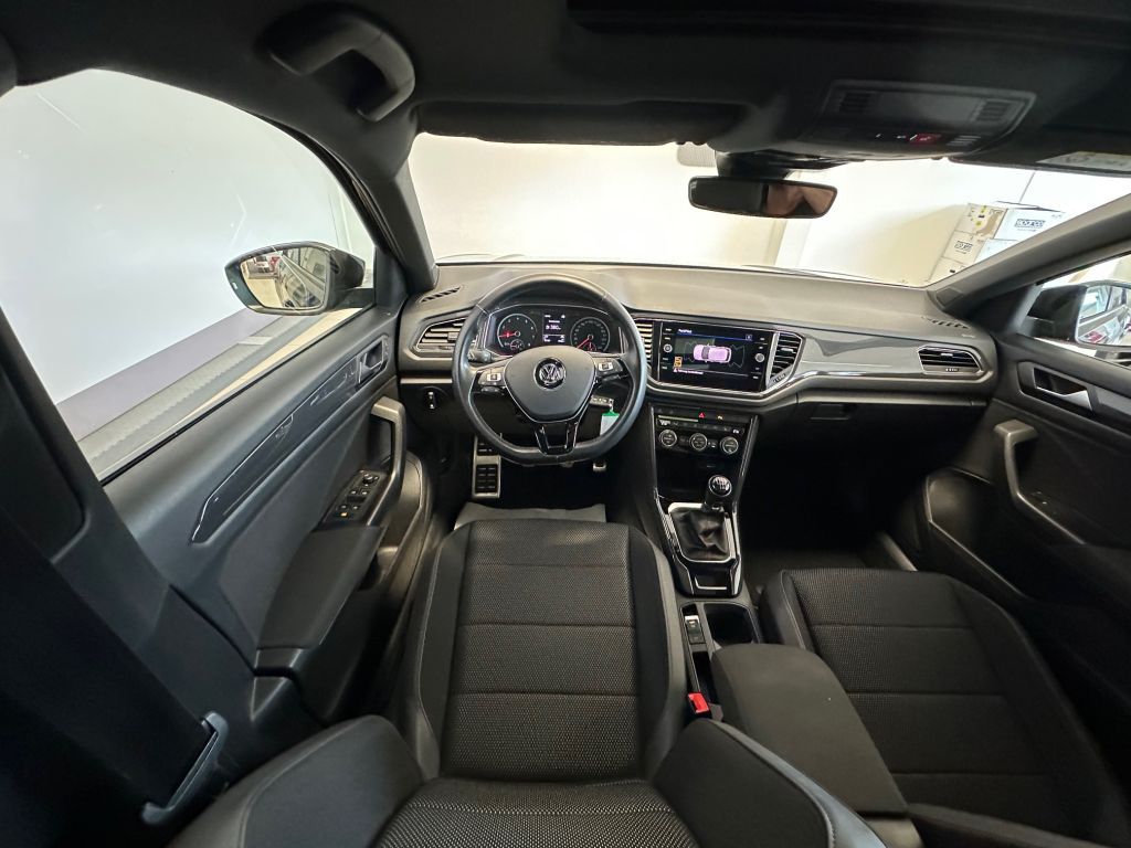 Fahrzeugabbildung Volkswagen T-Roc 1.5 TSI ACT Sport + Navi + Panorama+ LED +