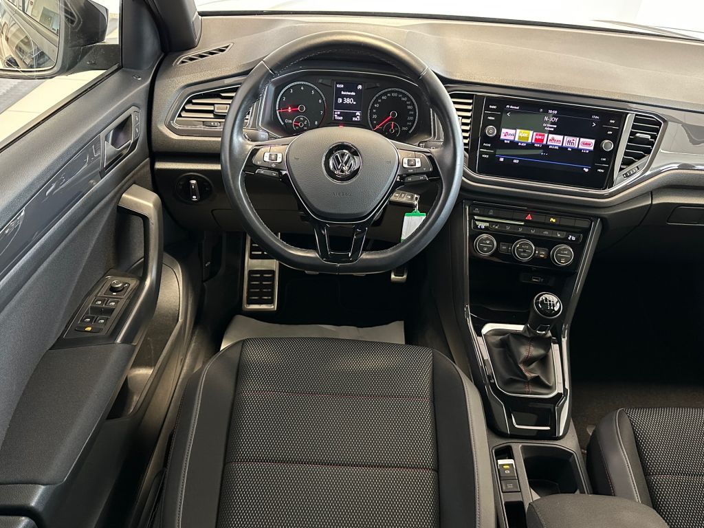 Fahrzeugabbildung Volkswagen T-Roc 1.5 TSI ACT Sport + Navi + Panorama+ LED +