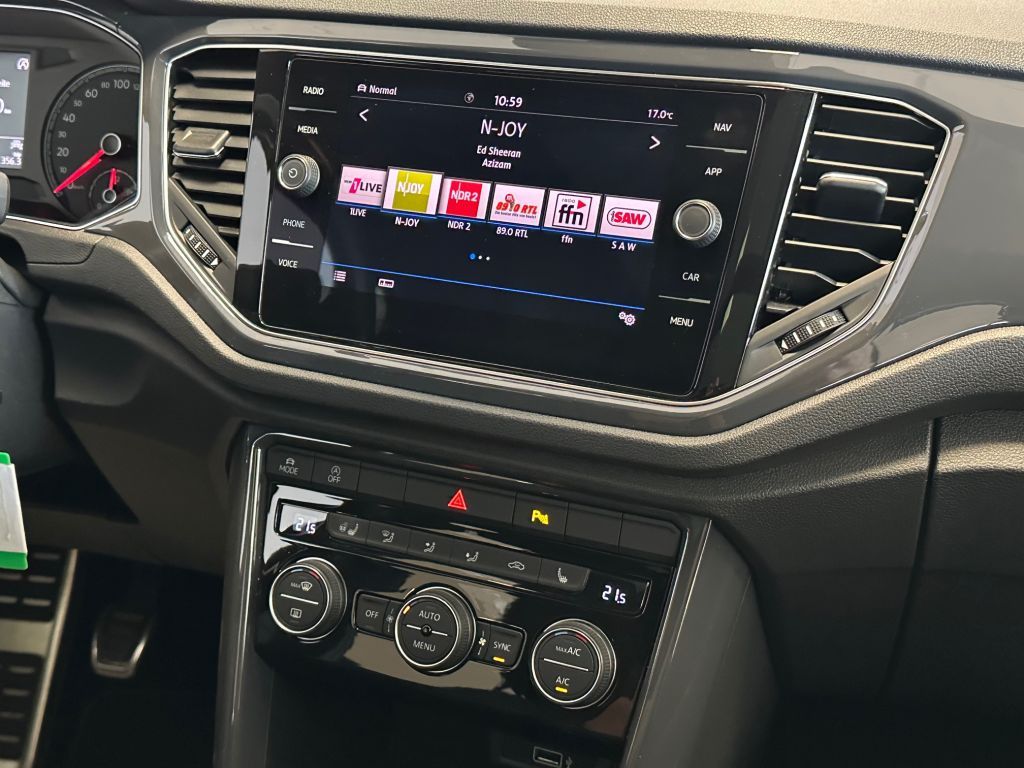 Fahrzeugabbildung Volkswagen T-Roc 1.5 TSI ACT Sport + Navi + Panorama+ LED +
