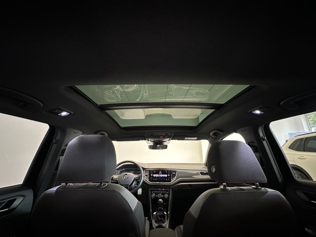 Fahrzeugabbildung Volkswagen T-Roc 1.5 TSI ACT Sport + Navi + Panorama+ LED +