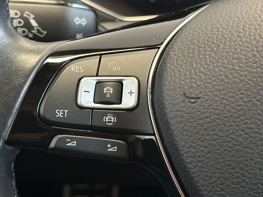 Fahrzeugabbildung Volkswagen T-Roc 1.5 TSI ACT Sport + Navi + Panorama+ LED +