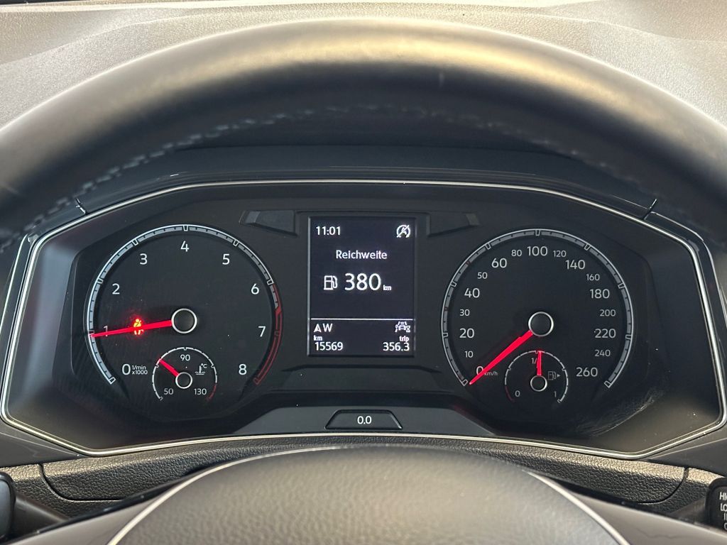 Fahrzeugabbildung Volkswagen T-Roc 1.5 TSI ACT Sport + Navi + Panorama+ LED +