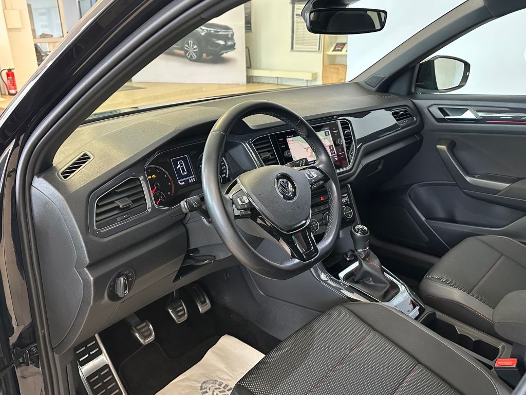 Fahrzeugabbildung Volkswagen T-Roc 1.5 TSI ACT Sport + Navi + Panorama+ LED +