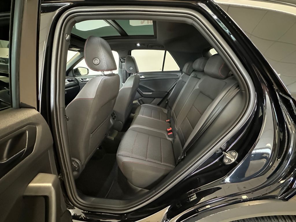 Fahrzeugabbildung Volkswagen T-Roc 1.5 TSI ACT Sport + Navi + Panorama+ LED +