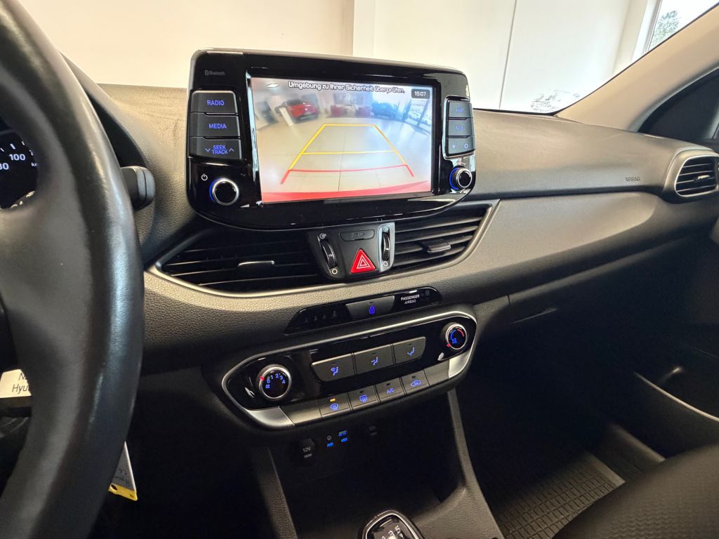 Fahrzeugabbildung Hyundai i30 1.4 Trend +Navi+Sitzheizung+Carplay+R.Kamera