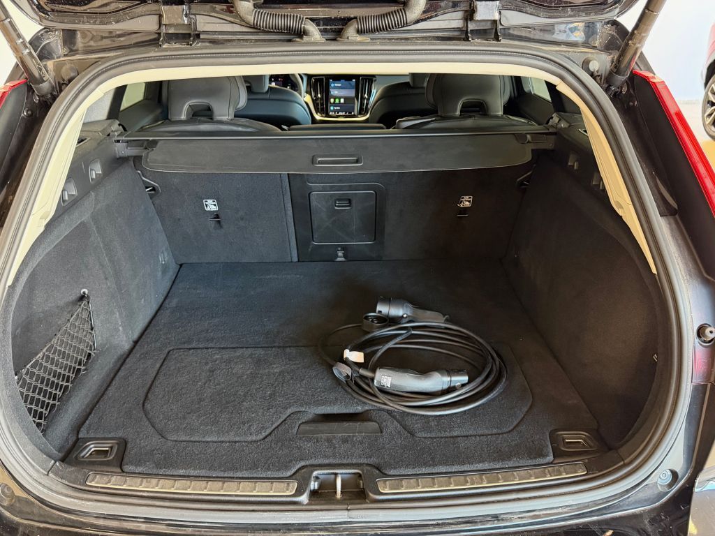 Fahrzeugabbildung Volvo V60 T6 Plug-in Hybrid AWD Plus Dark +AHK+360°+WR