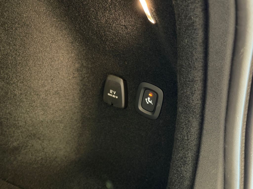 Fahrzeugabbildung Volvo V60 T6 Plug-in Hybrid AWD Plus Dark +AHK+360°+WR