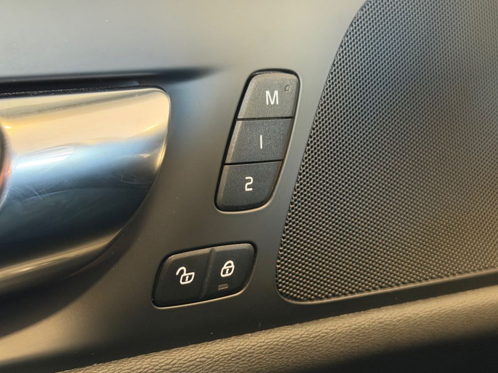 Fahrzeugabbildung Volvo V60 T6 Plug-in Hybrid AWD Plus Dark +AHK+360°+WR