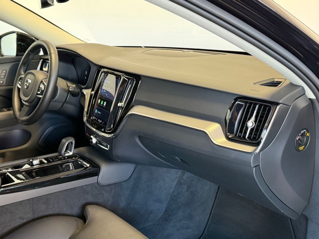 Fahrzeugabbildung Volvo V60 T6 Plug-in Hybrid AWD Plus Dark +AHK+360°+WR