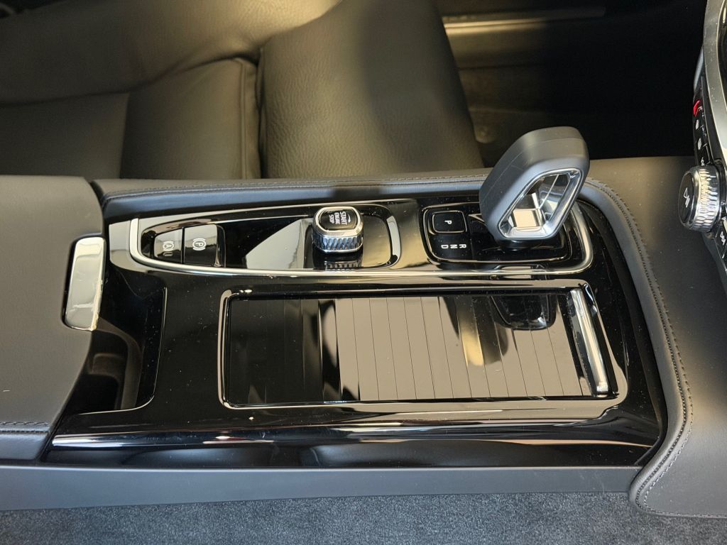 Fahrzeugabbildung Volvo V60 T6 Plug-in Hybrid AWD Plus Dark +AHK+360°+WR