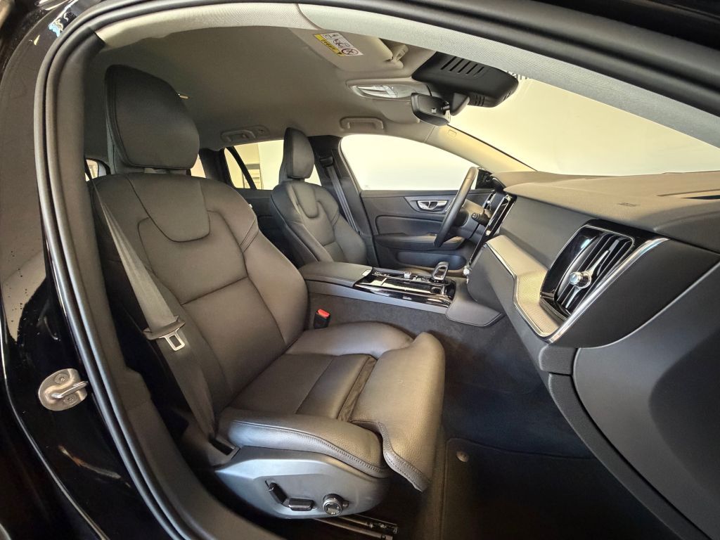 Fahrzeugabbildung Volvo V60 T6 Plug-in Hybrid AWD Plus Dark +AHK+360°+WR