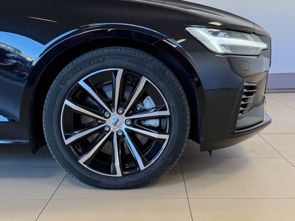 Fahrzeugabbildung Volvo V60 T6 Plug-in Hybrid AWD Plus Dark +AHK+360°+WR
