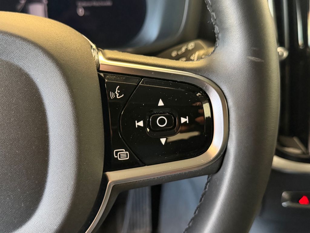 Fahrzeugabbildung Volvo V60 T6 Plug-in Hybrid AWD Plus Dark +AHK+360°+WR