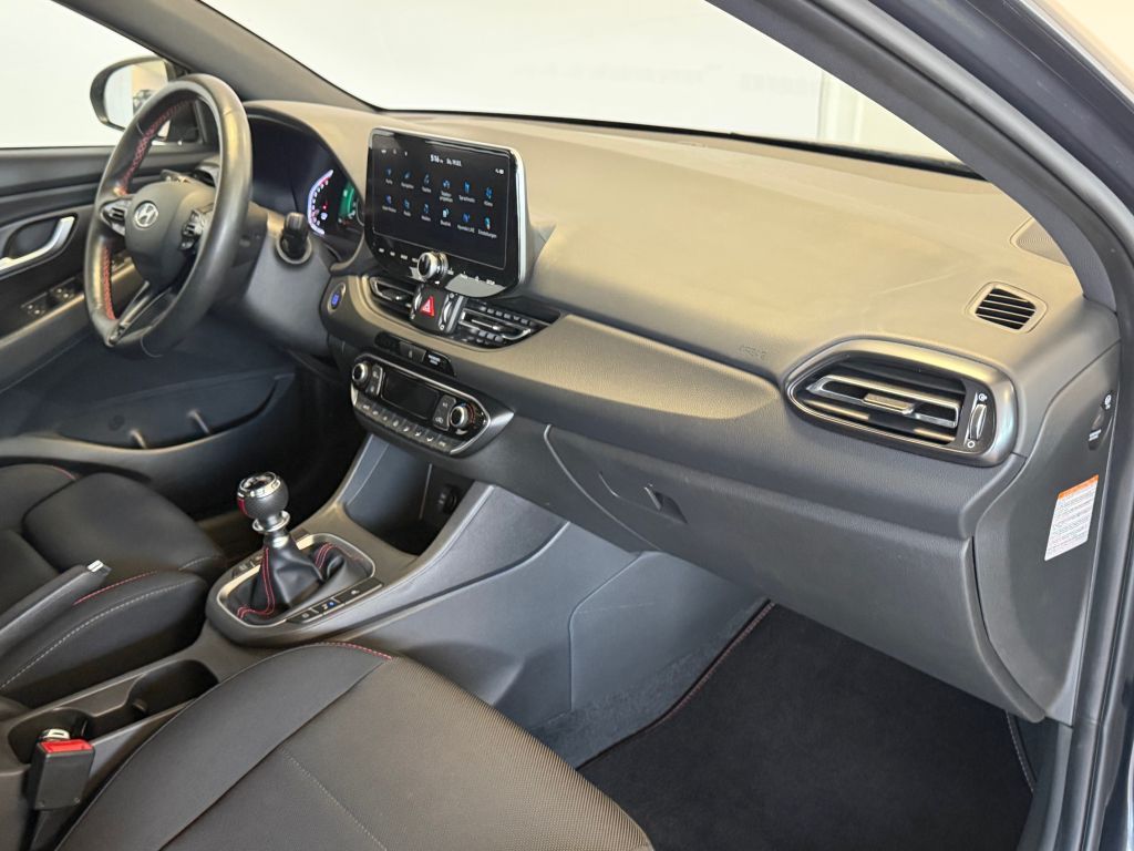 Fahrzeugabbildung Hyundai i30 1.5 T-GDI 48V-Hyb. N-Line +AHK+8Fach bereift