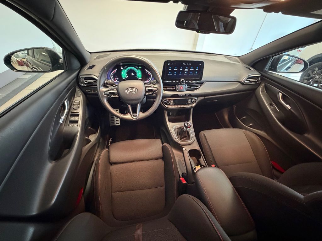 Fahrzeugabbildung Hyundai i30 1.5 T-GDI 48V-Hyb. N-Line +AHK+8Fach bereift