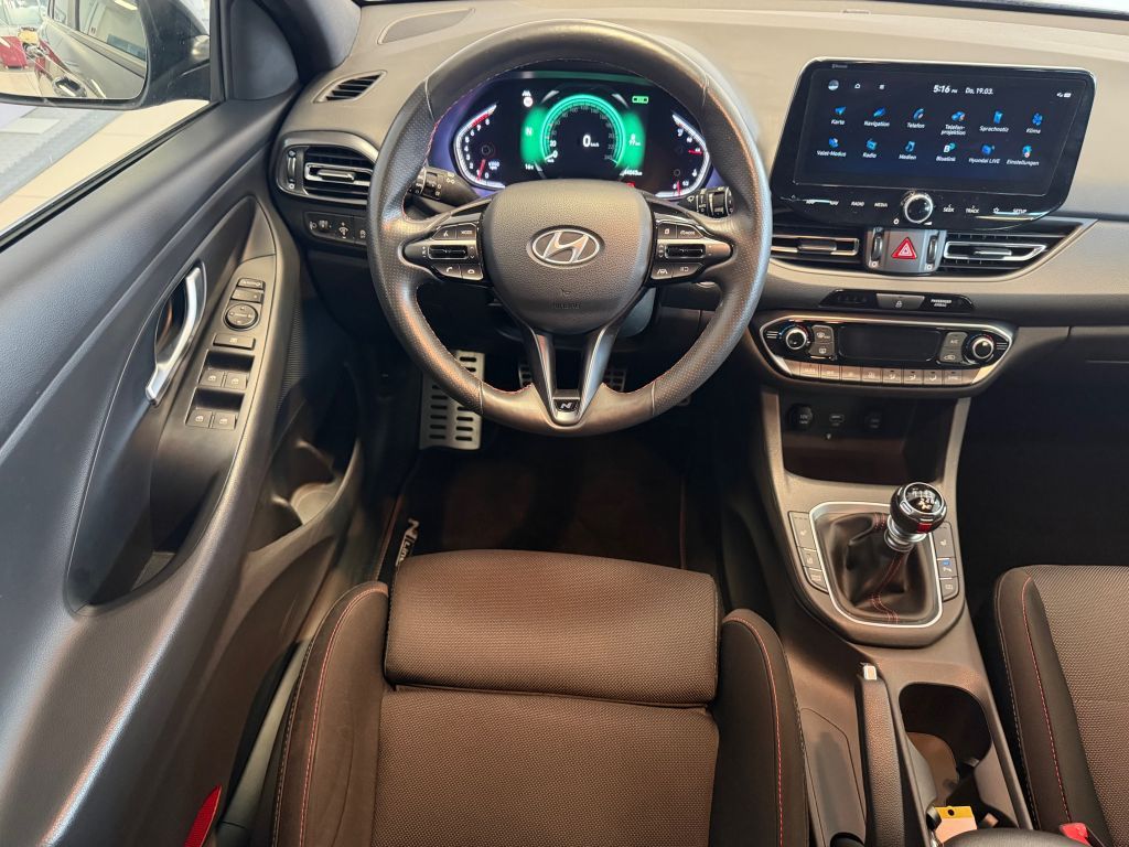 Fahrzeugabbildung Hyundai i30 1.5 T-GDI 48V-Hyb. N-Line +AHK+8Fach bereift