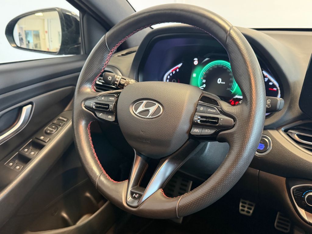 Fahrzeugabbildung Hyundai i30 1.5 T-GDI 48V-Hyb. N-Line +AHK+8Fach bereift