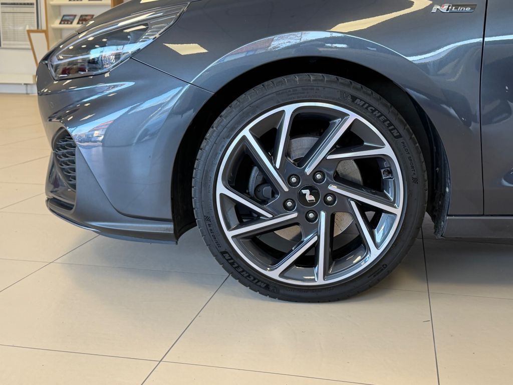 Fahrzeugabbildung Hyundai i30 1.5 T-GDI 48V-Hyb. N-Line +AHK+8Fach bereift