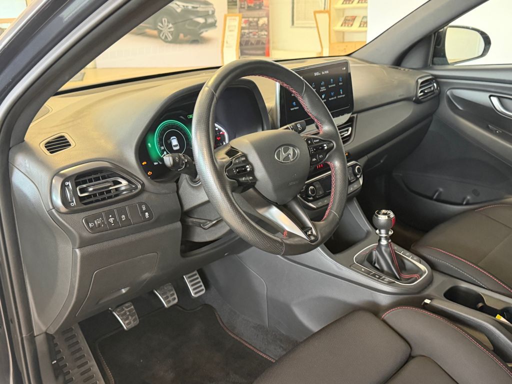 Fahrzeugabbildung Hyundai i30 1.5 T-GDI 48V-Hyb. N-Line +AHK+8Fach bereift