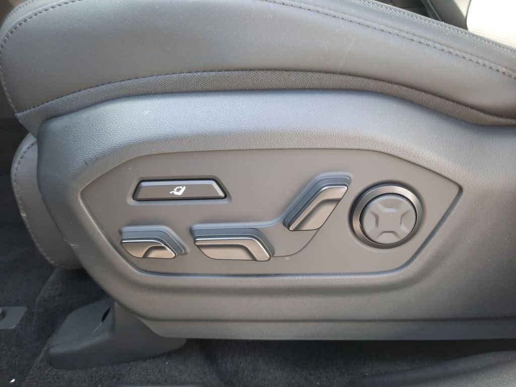 Fahrzeugabbildung Hyundai SANTA FE 1.6 HEV 2WD 7-Sitzer Blackline