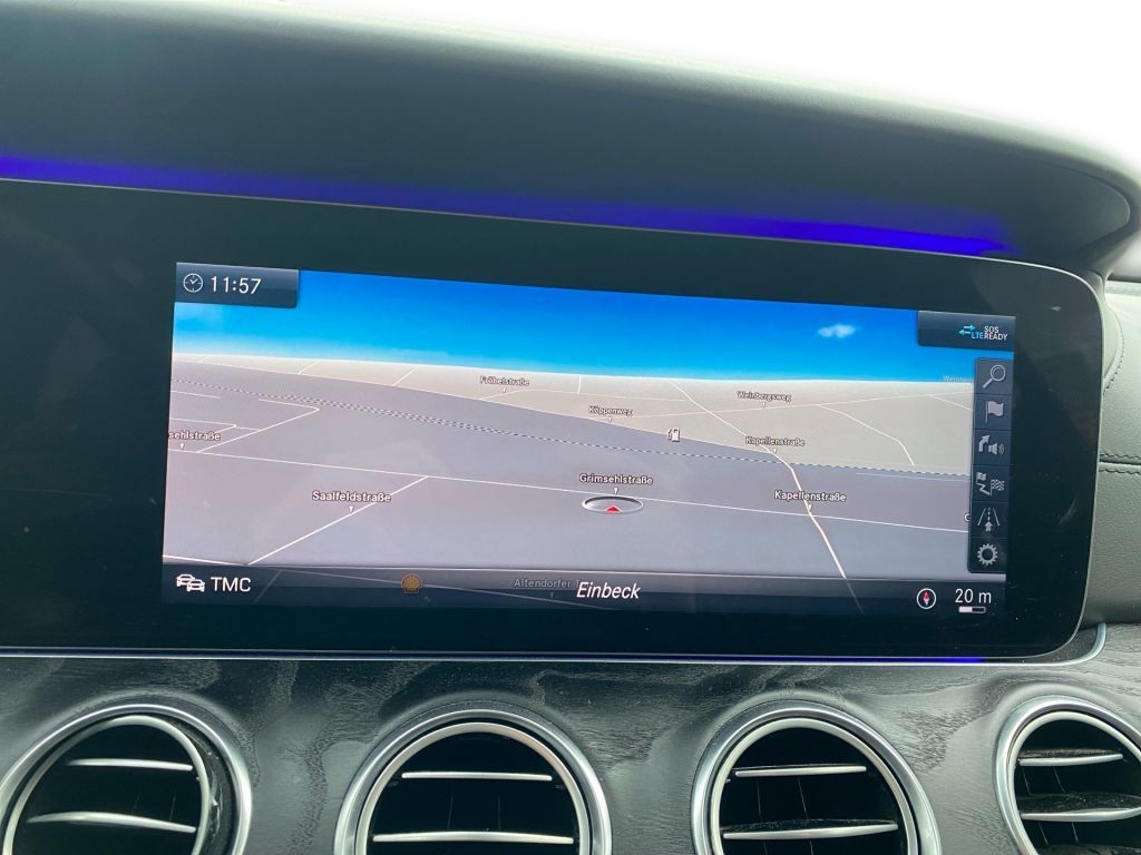 Fahrzeugabbildung Mercedes-Benz E 400d T *designo*Widescreen*Pano*HUD*Standhzg*