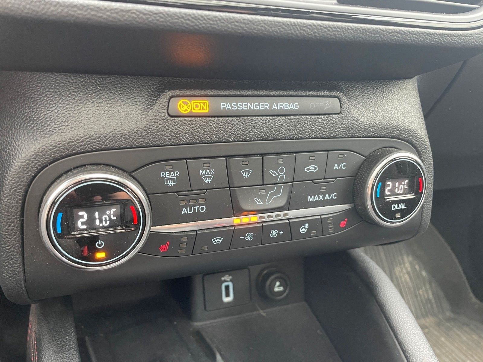 Fahrzeugabbildung Ford Focus Turnier ST-Line X *PANO*SHZ*NAVI*