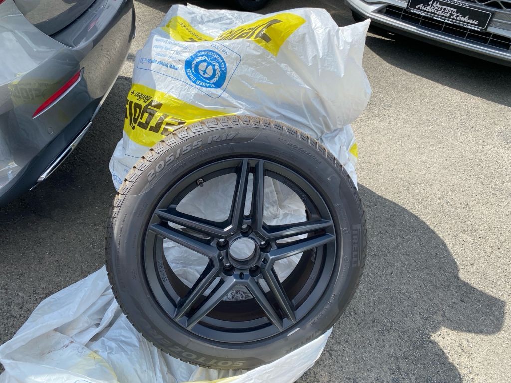 Fahrzeugabbildung Mercedes-Benz A 220 d 8G-DCT AMG Line *8fach bereift* Fahrassi