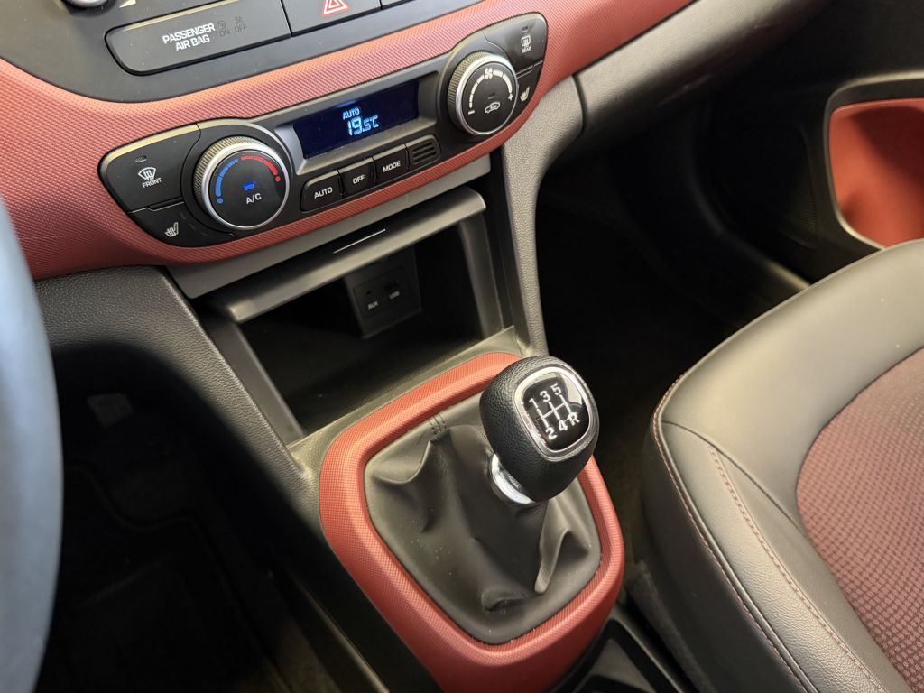 Fahrzeugabbildung Hyundai i10 1.2 Style + 1.Hand + Schiebedach + Winterräd