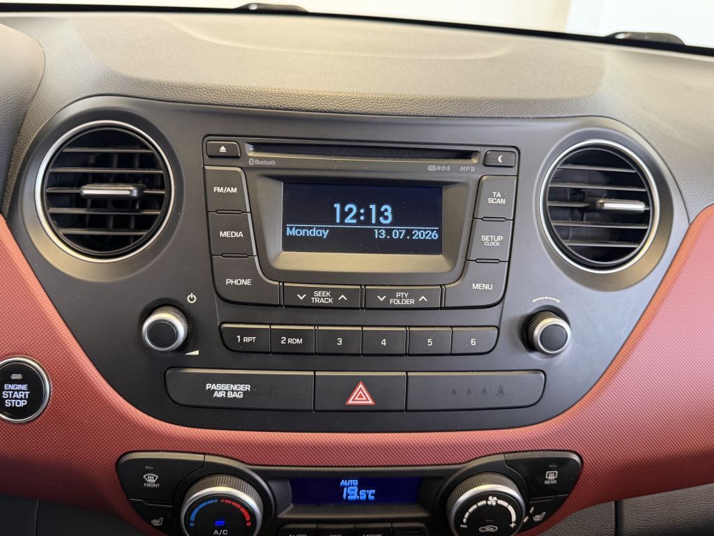 Fahrzeugabbildung Hyundai i10 1.2 Style + 1.Hand + Schiebedach + Winterräd