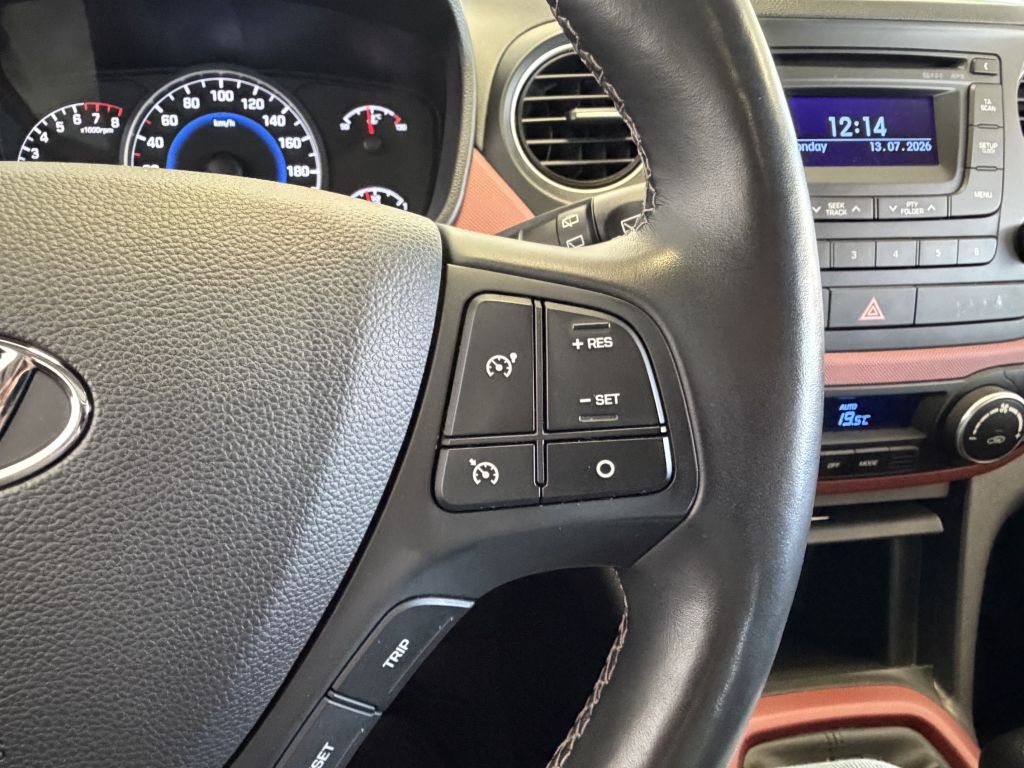Fahrzeugabbildung Hyundai i10 1.2 Style + 1.Hand + Schiebedach + Winterräd