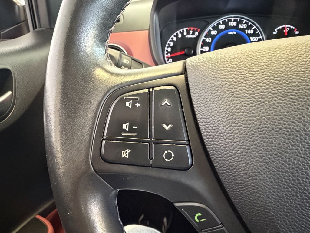 Fahrzeugabbildung Hyundai i10 1.2 Style + 1.Hand + Schiebedach + Winterräd