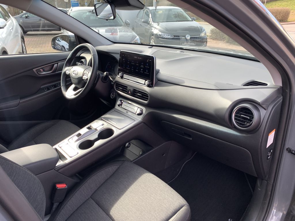 Fahrzeugabbildung Hyundai Kona EV Advantage *Ganzjahresreifen* SOH 93,9%*